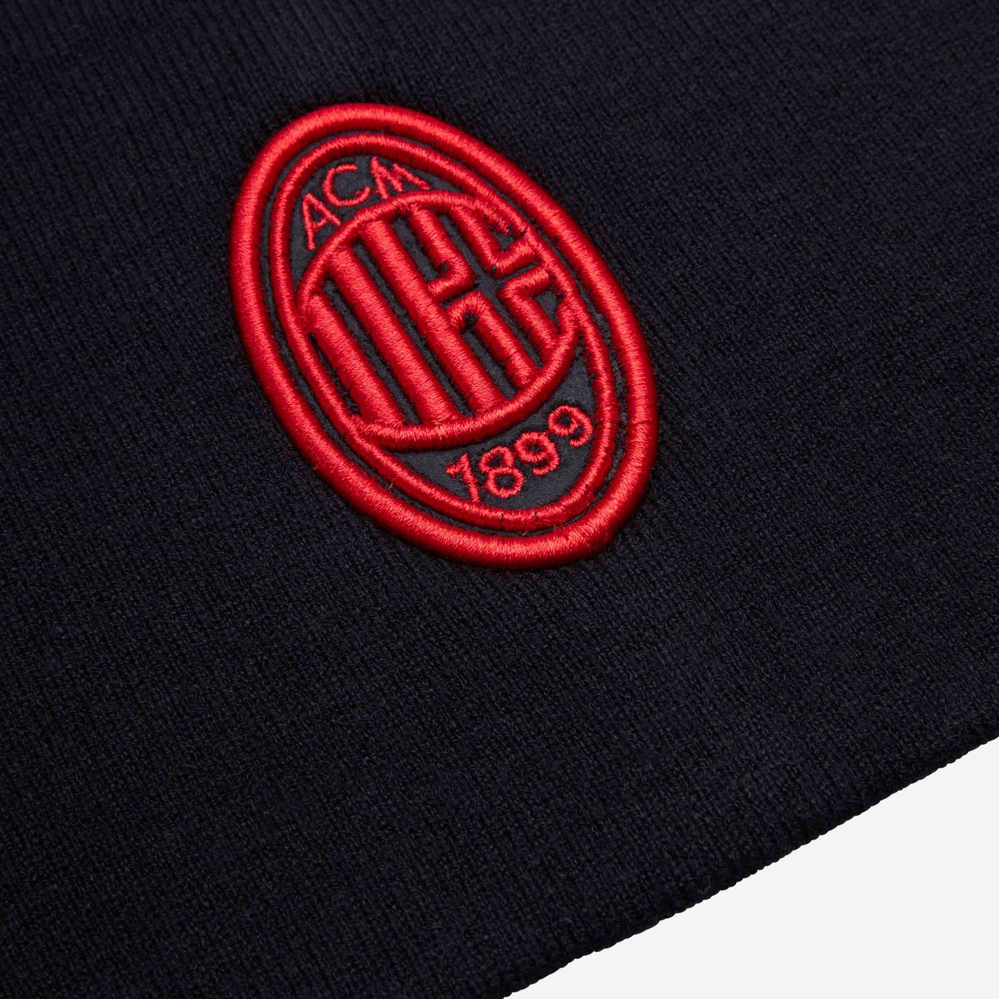 SCALDACOLLO RICAMATO NERO MILAN