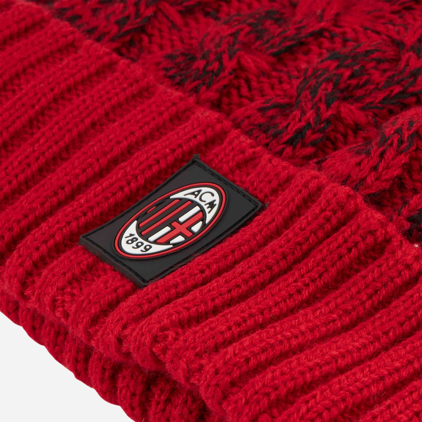 BERRETTO MILAN A TRECCE CON POMPON E PATCH LOGO