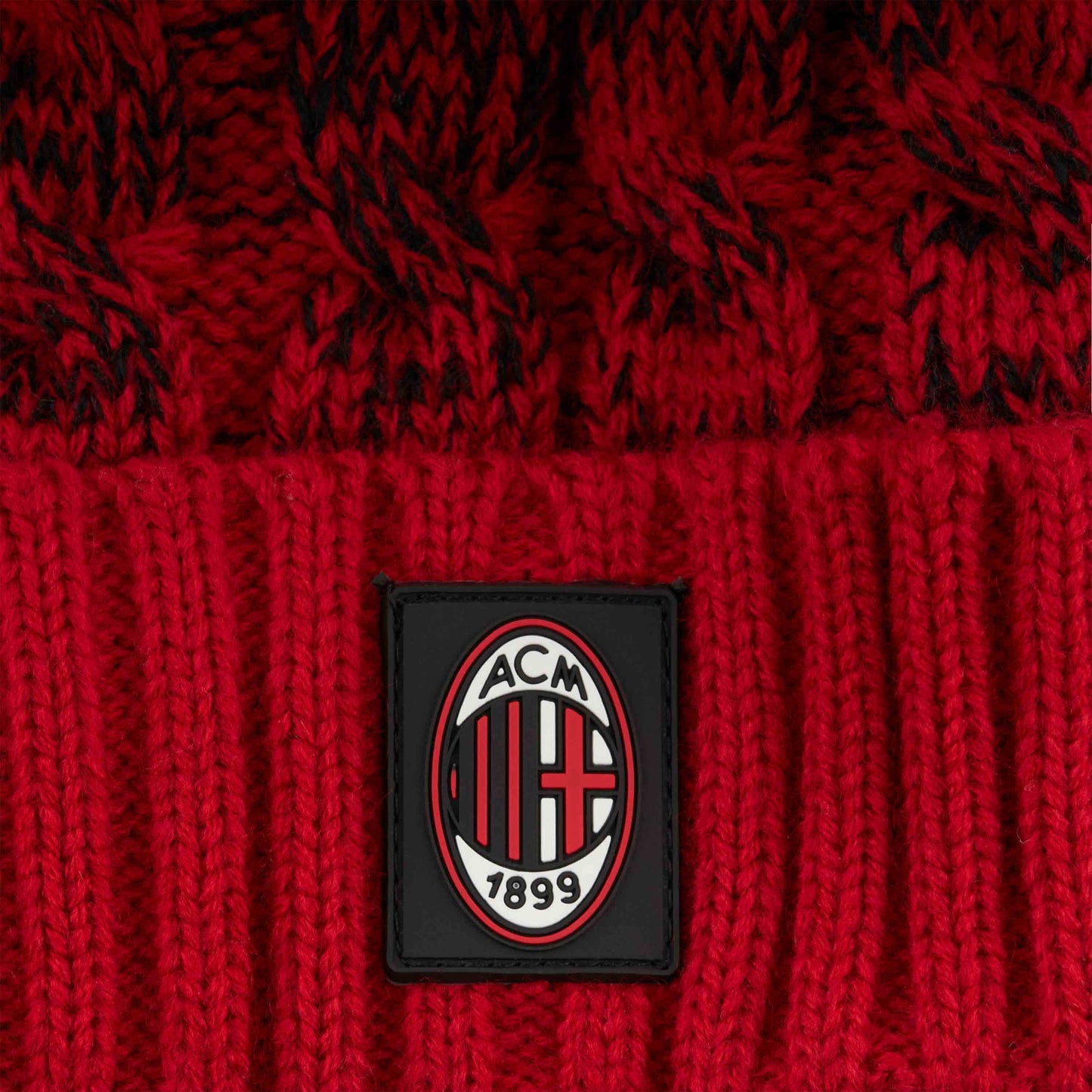 BERRETTO MILAN A TRECCE CON POMPON E PATCH LOGO