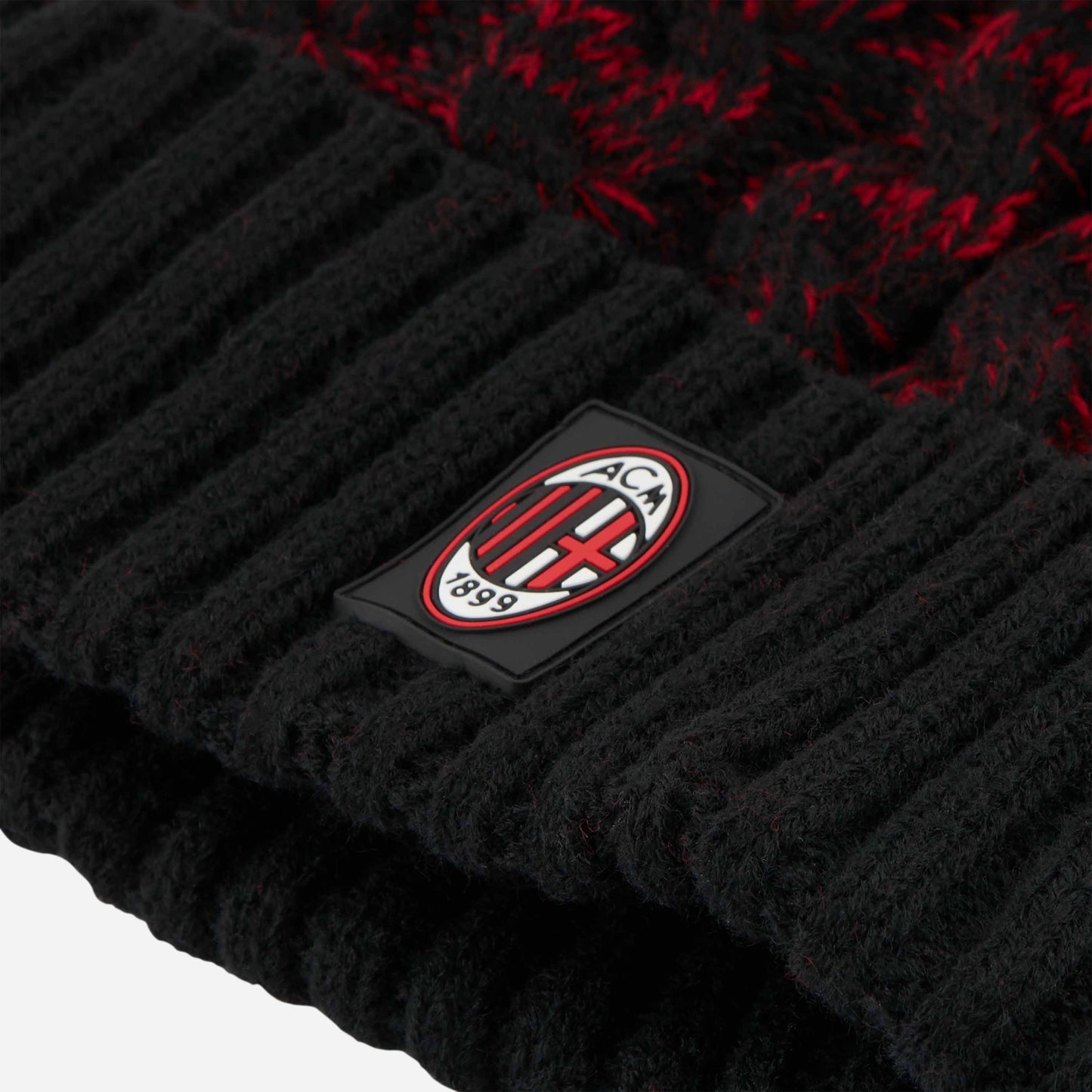 BERRETTO MILAN A TRECCE CON POMPON E PATCH LOGO