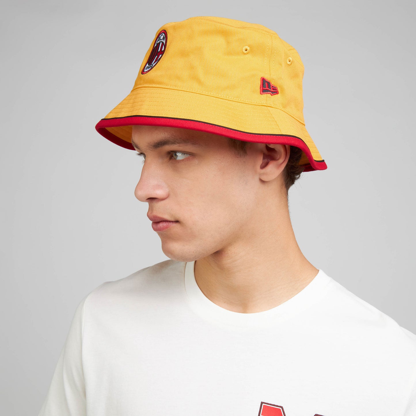 BUCKET HAT GIALLO NEW ERA X AC MILAN CON LOGO