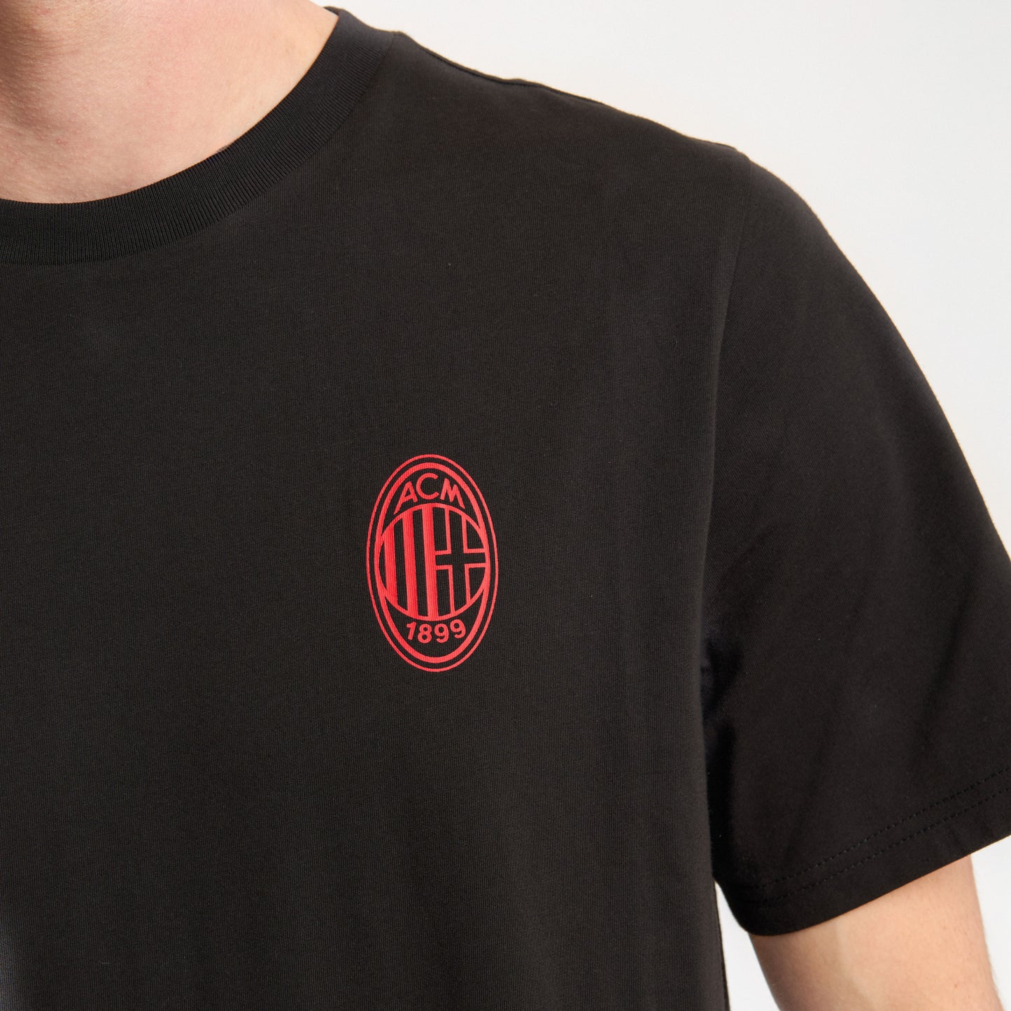 T-SHIRT NERA MILAN ESSENTIAL