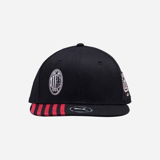 CAPPELLINO MILAN CON STAMPA FRONTALE E PATCH LATERALE