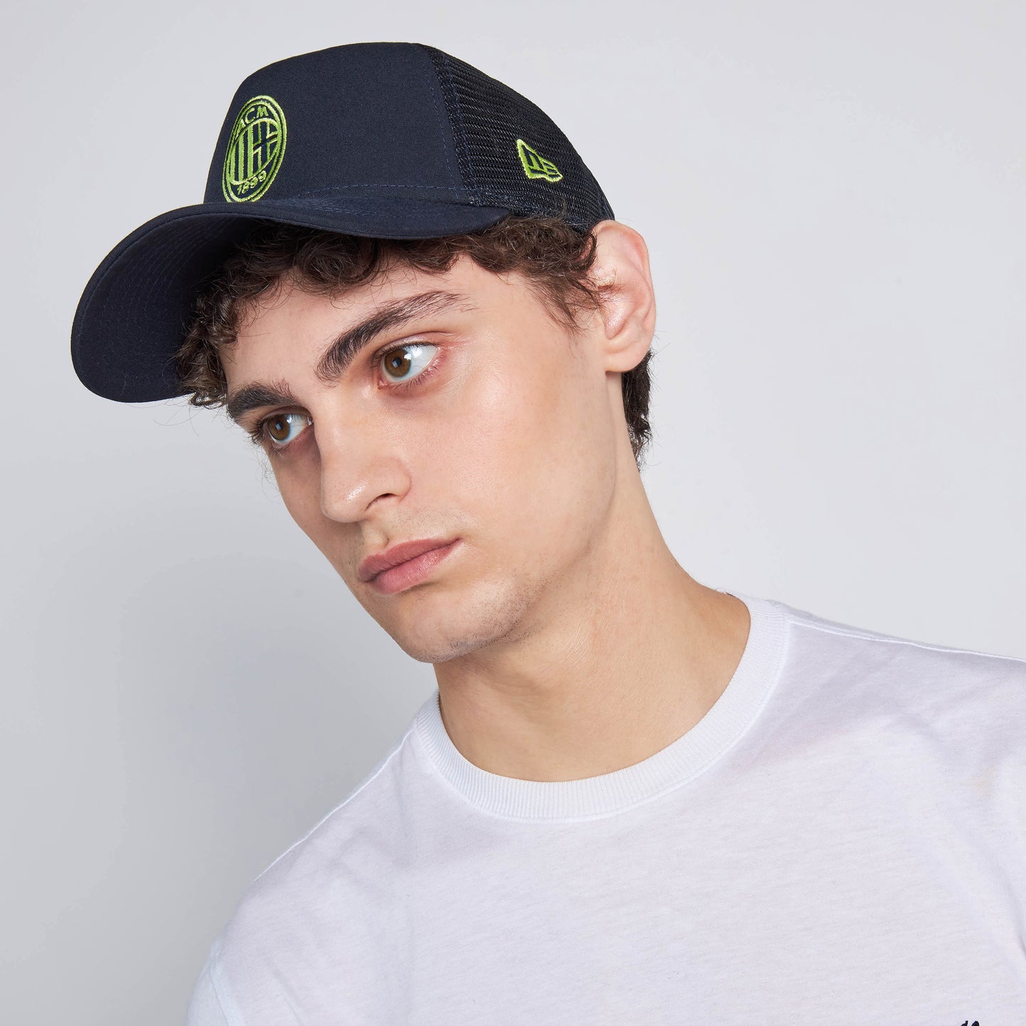 CAPPELLINO TRUCKER NEW ERA X AC MILAN CON LOGO NEON