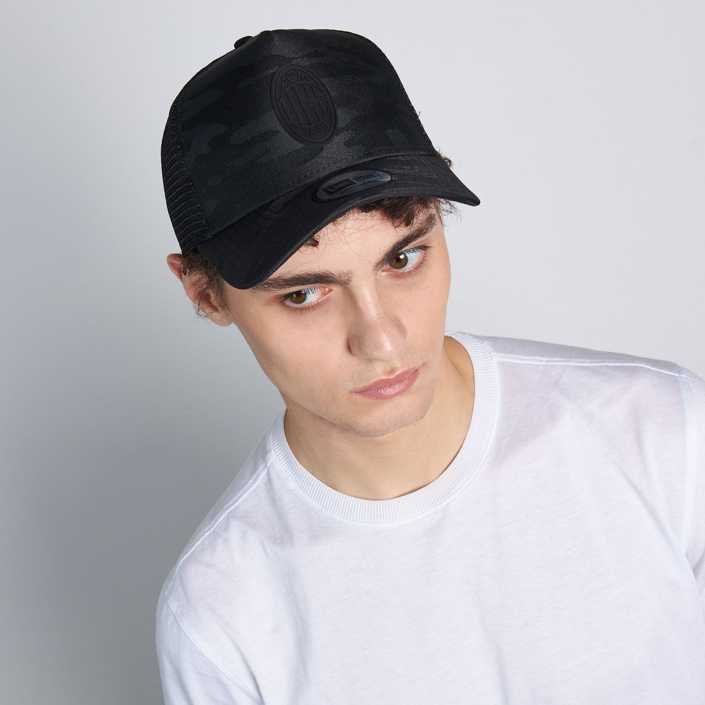 CAPPELLINO TRUCKER NEW ERA X AC MILAN CAMOUFLAGE CON LOGO