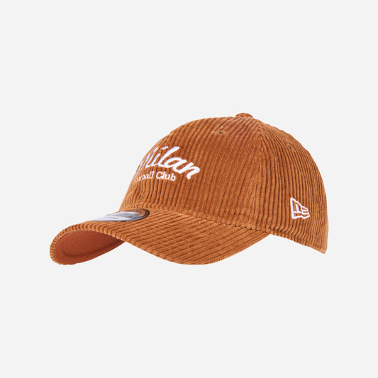 CAPPELLINO 9TWENTY® NEW ERA X AC MILAN IN VELLUTO A COSTINE CON RICAMO