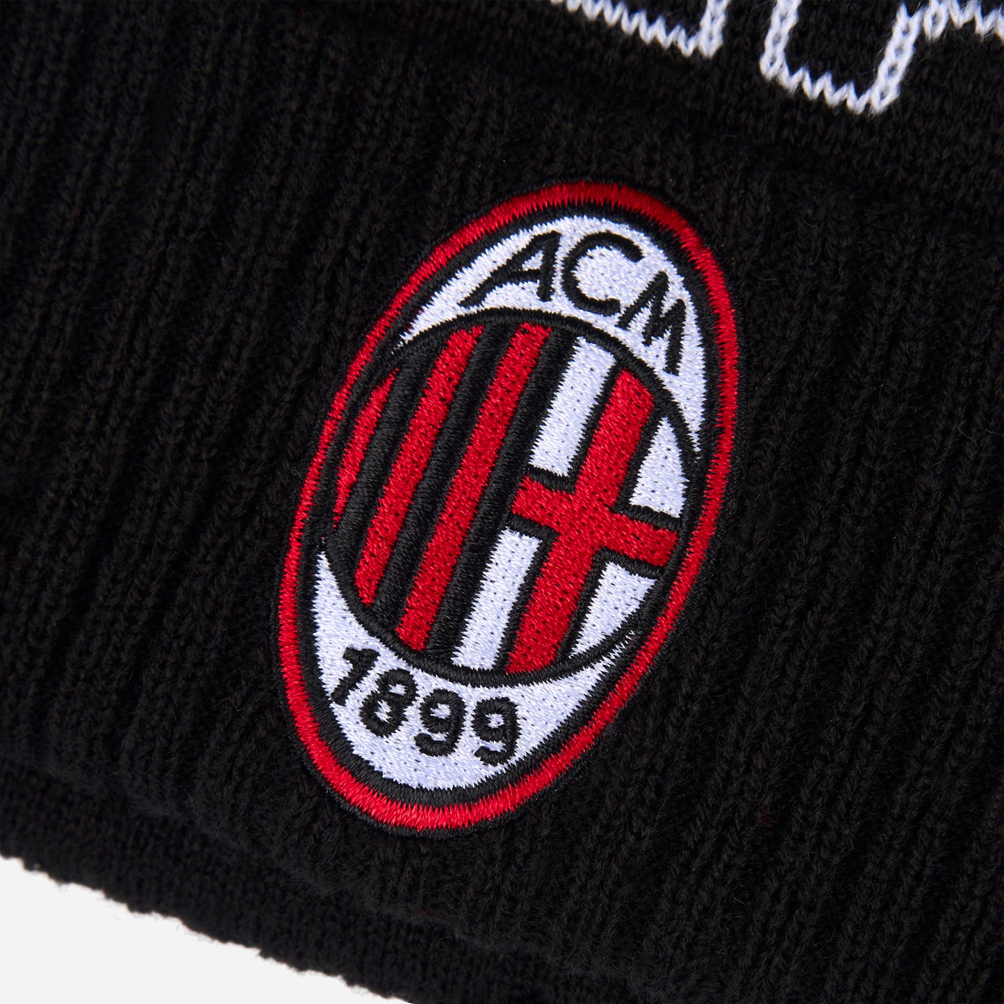 BERRETTO NEW ERA X AC MILAN NERO E ROSSO CON POMPOM