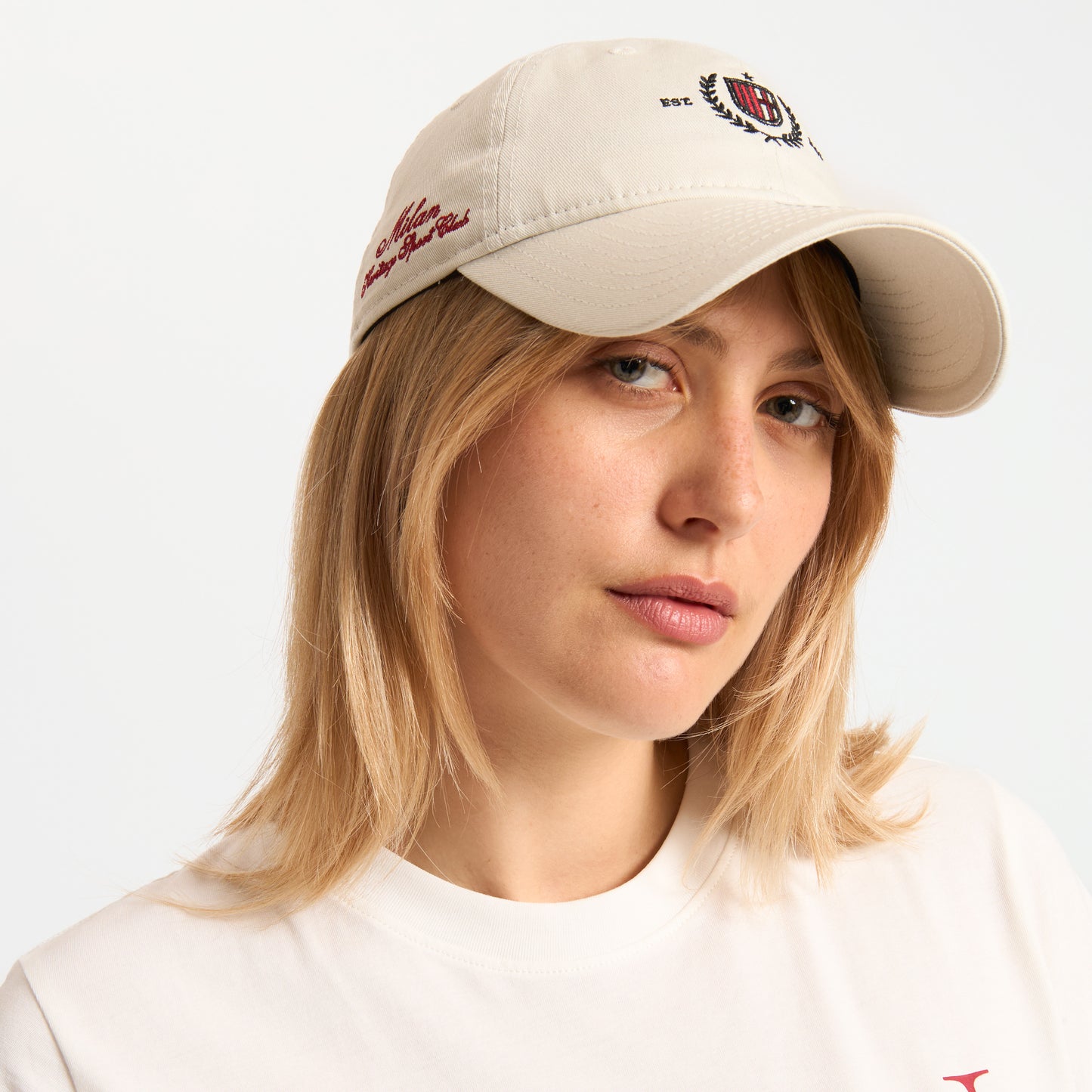 CAPPELLINO 9TWENTY® NEW ERA X AC MILAN BIANCO CON RICAMO LOGO MILAN DONNA