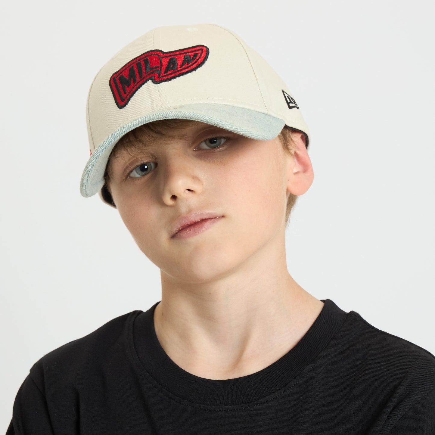 CAPPELLINO BAMBINO 9FORTY® NEW ERA X AC MILAN BIANCO CON VISIERA IN DENIM