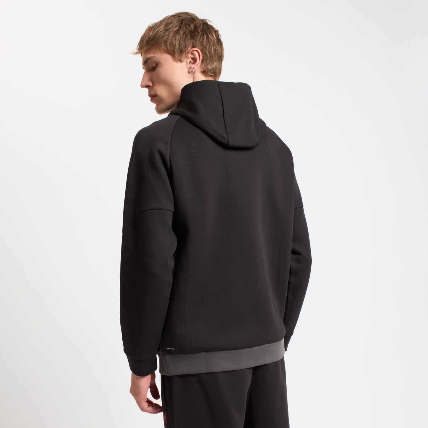 FELPA NERA MILAN PUMATECH 2025/26 CON ZIP E CAPPUCCIO